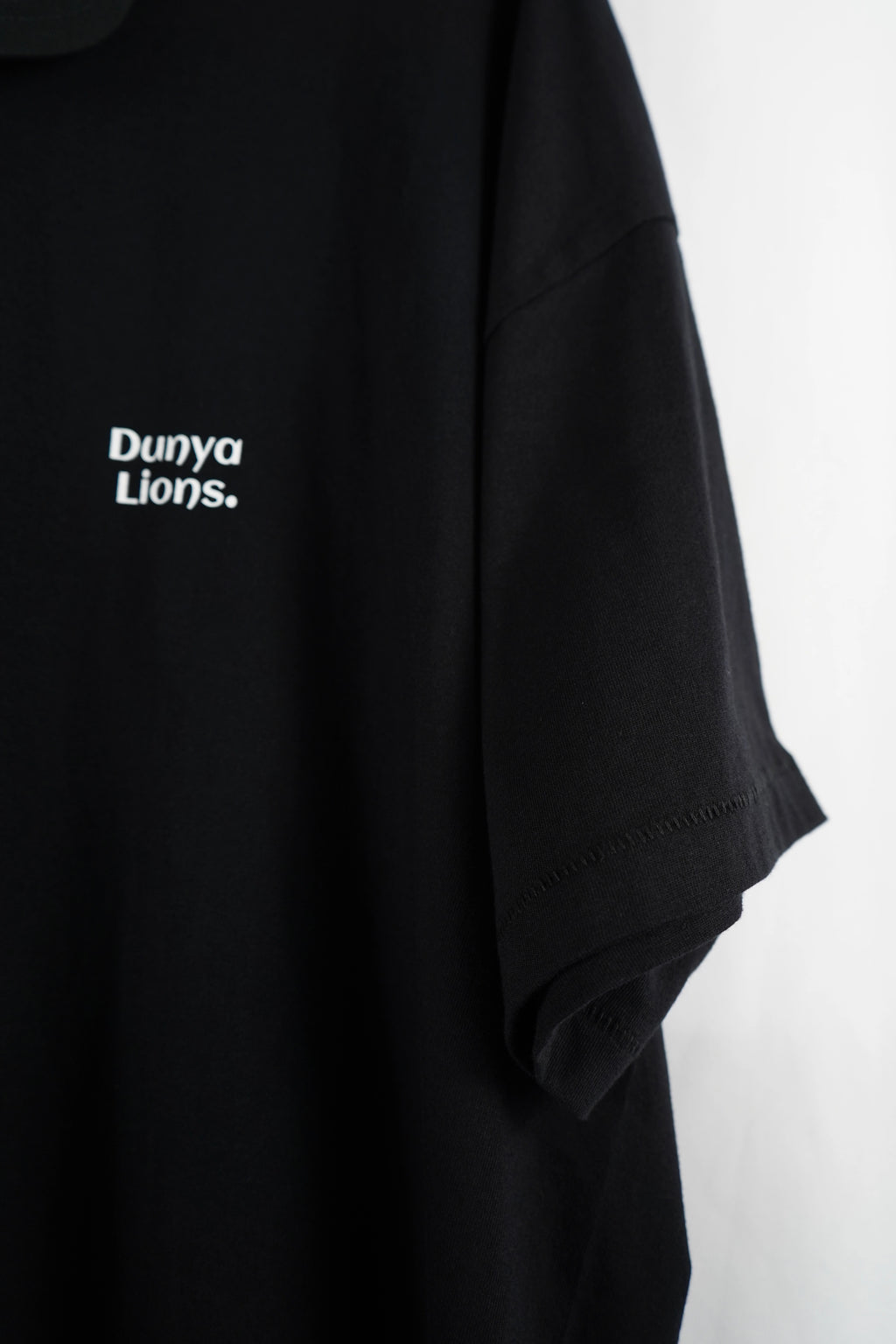 Vorderseite des Shirts mit dezentem Dunya Lions Logo auf Brusthöhe.