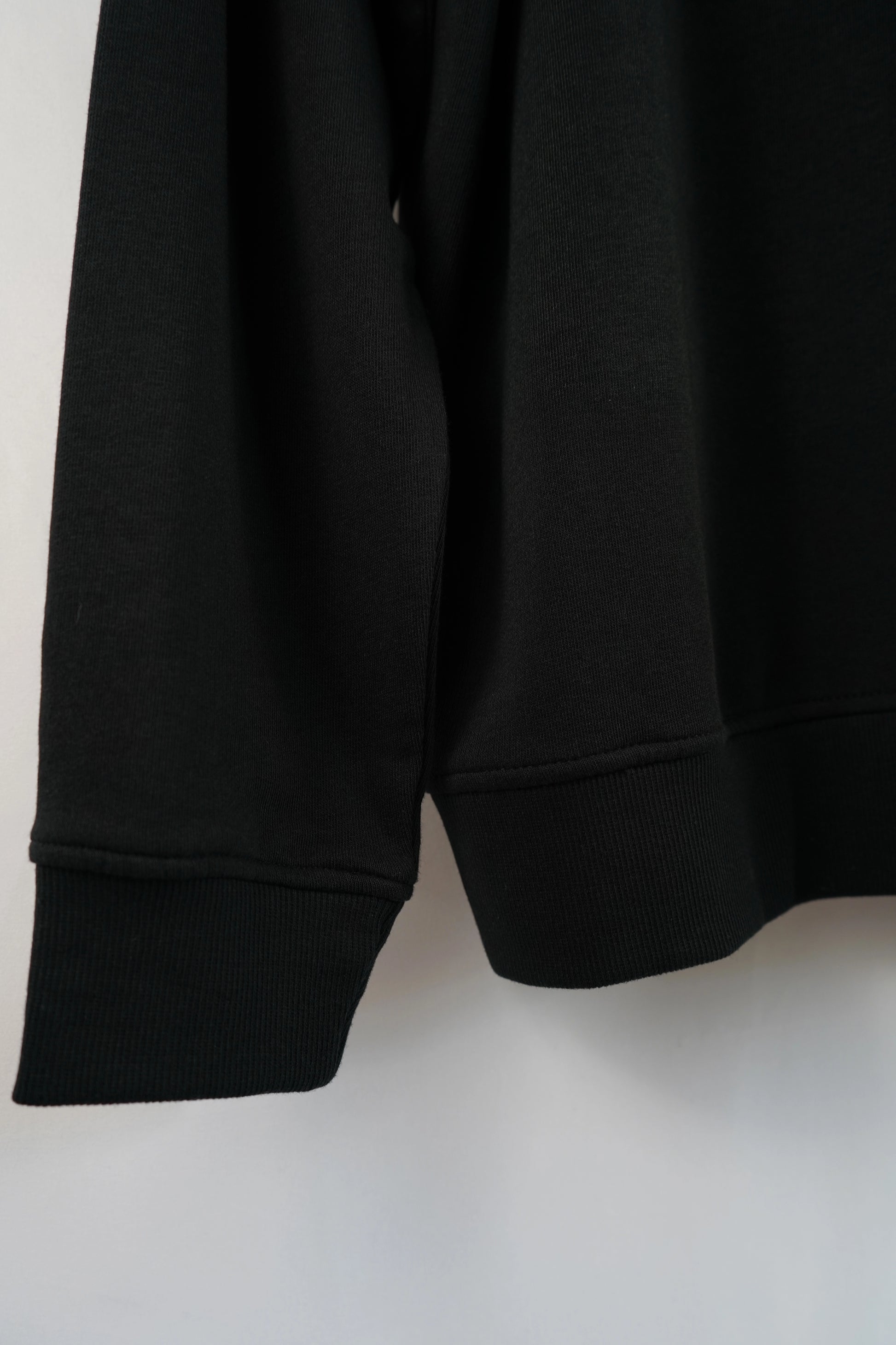 Detailansicht des unteren Saums und der Ärmelbündchen des Dunya-Lions-Sweaters – solide Verarbeitung, schwere Qualität, gebaut für Präsenz.
